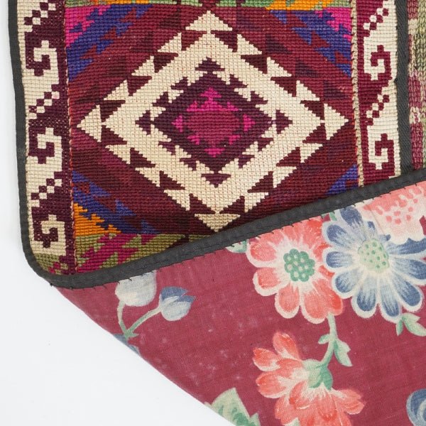 Lakai Segosha - Uzbekistan 88 x 78 x 16 cm